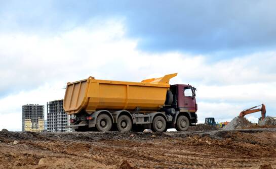 Jak zabezpiecza się materiały sypkie do transportu?