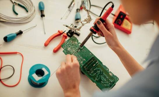 Jakie są zalety prototypowania w produkcji elektroniki na zlecenie?