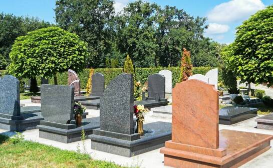 Jakie są koszty związane z zakupem ławki cmentarnej ze skrzynką?