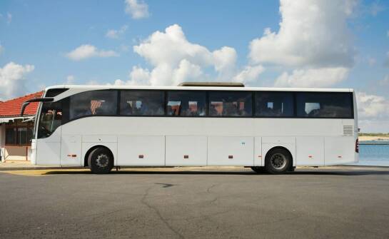 Wynajem busa z kierowcą na imprezy firmowe - dlaczego to dobry wybór?