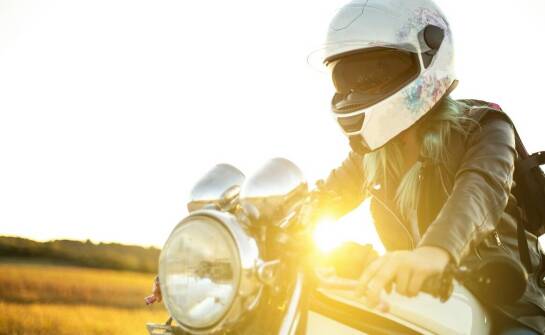 Jakie kolory i wzory dominują w kolekcjach kasków motocyklowych?