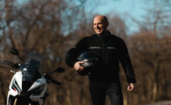 Jakie elementy wyposażenia ochronnego są kluczowe dla kierowców motocykli enduro 125 cm3?