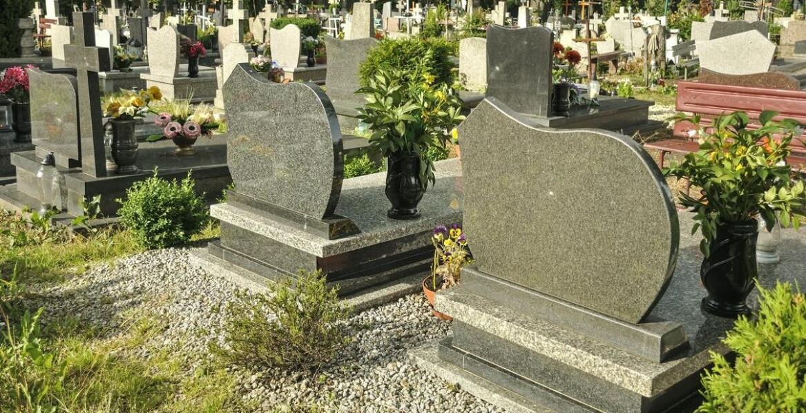 Proces demontażu i montażu pomników w usługach pogrzebowych