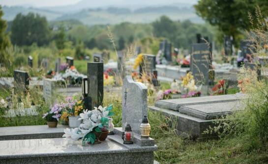 Zdjęcia nagrobkowe na krysztale – nowoczesny wybór dla pomników