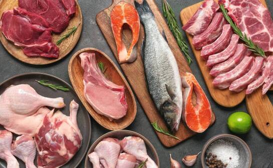 Jakie są zalecenia dotyczące ilości mięsa na osobę w cateringu urodzinowym?