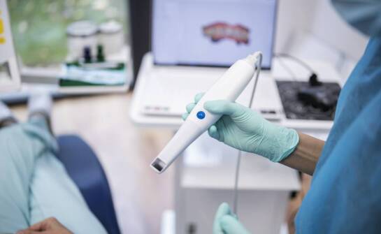 Implantologia – jakie są etapy przygotowania do wszczepienia implantów?