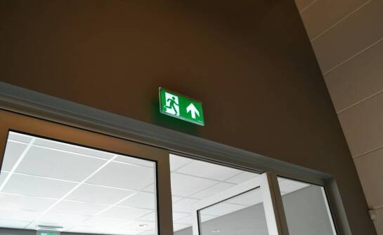 Farba fosforowa w kontekście ochrony przed dymem i szkodliwymi gazami