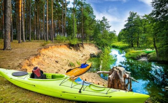 Jakie są różnice między jednoosobowymi a dwuosobowymi kajakami turystycznymi?