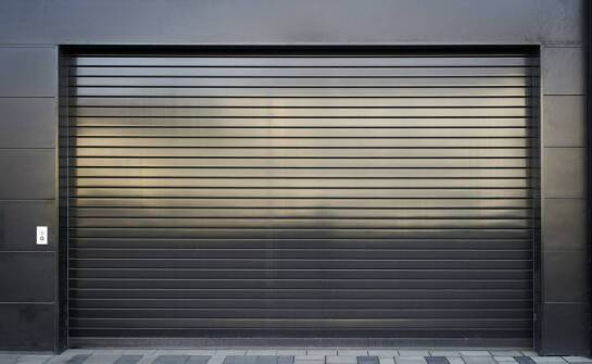 Dlaczego warto zainwestować w bramy garażowe wykonane z aluminium?