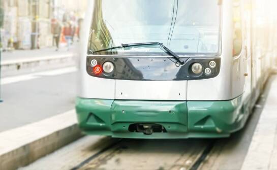 Jak tabliczki aluminiowe wspierają identyfikację w sektorze transportu?