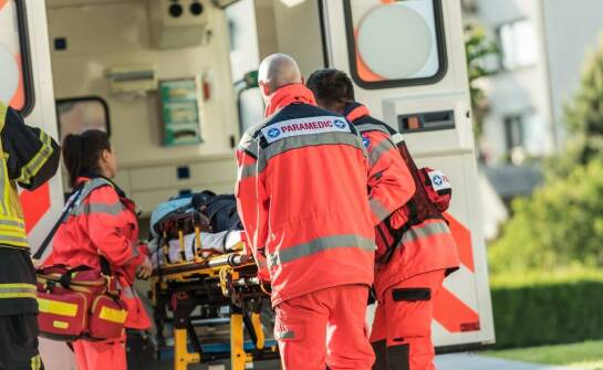 Transport sanitarny w sytuacjach nagłych i planowanych – co warto wiedzieć?