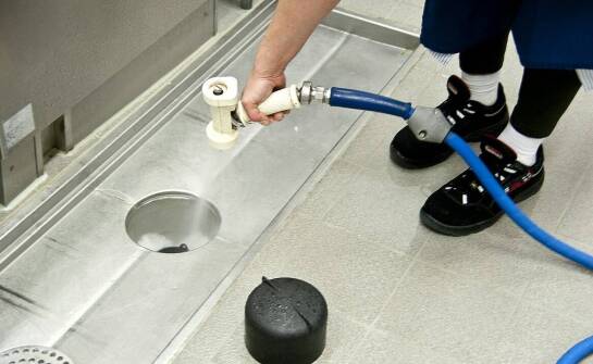 W jaki sposób czyszczenie hydrodynamiczne przedłuża żywotność rur?