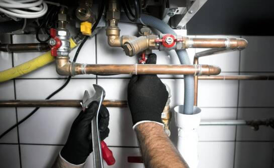 Jak wyglądają kluczowe działania hydraulika w przypadku pęknięcia rury?