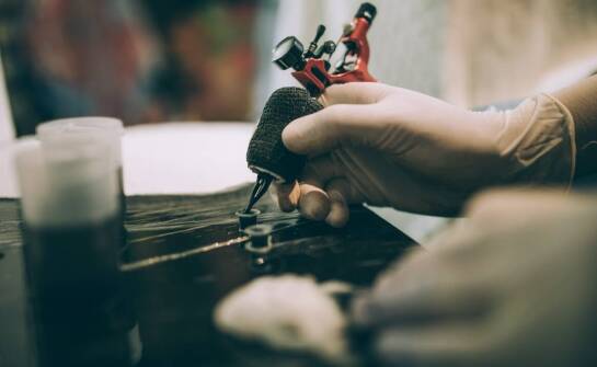 Jakie są kluczowe różnice między różnymi technikami tatuowania?