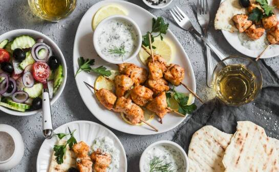 Kebab na talerzu z mięsem wołowym, kurczakiem czy falafelem?