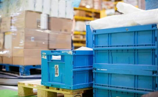 Dlaczego warto wybrać producenta skrzyń transportowych z doświadczeniem?