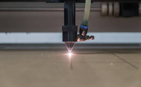 Jakie są wyzwania i rozwiązania związane z cięciem laserowym w branży gastronomicznej?