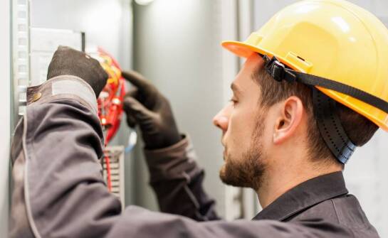 Przegląd instalacji elektrycznej jako kluczowy element zarządzania budynkiem
