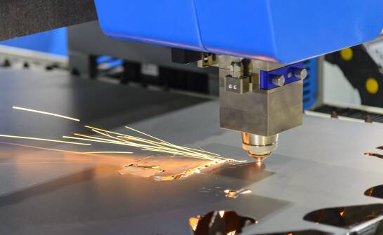 Jak wycinanie laserowe wpływa na jakość i precyzję produkcji okapów?