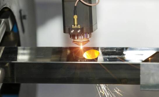 Jak spawarka laserowa fiber wpływa na precyzję spawania metali?