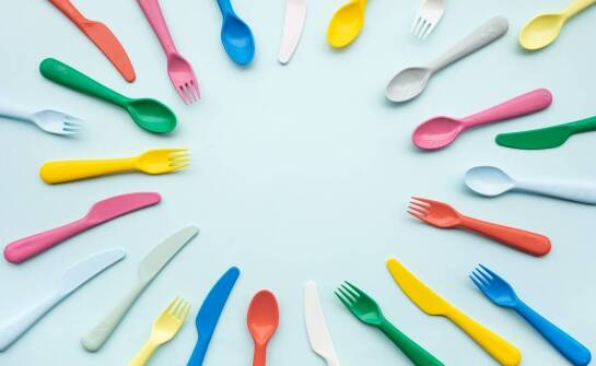 Zalety stosowania jednorazowych kubków plastikowych w lokalach gastronomicznych