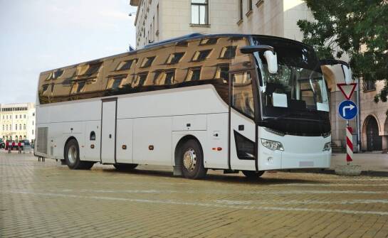 Jak wynająć busa na transport do miejscowości turystycznych?
