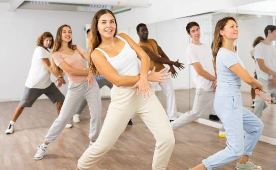 Dlaczego zumba jest tak popularna wśród osób chcących zrzucić kilogramy?
