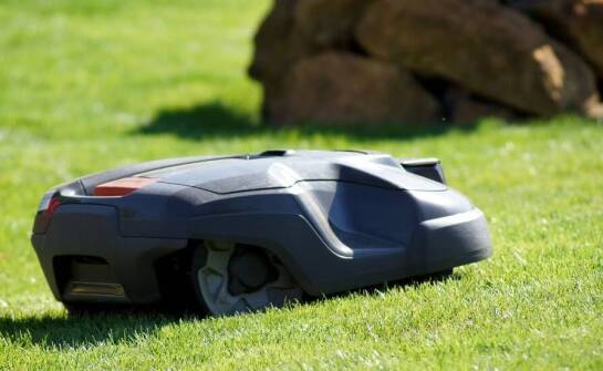 Roboty koszące a ekologia – jakie korzyści dla środowiska?