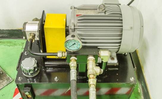 Porównanie różnych typów zasilaczy hydraulicznych i ich zastosowań