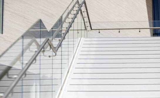 Jakie są korzyści z zastosowania balustrad nierdzewnych w przestrzeniach edukacyjnych?