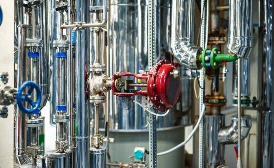 Jakie są zalety stosowania złączek hydraulicznych w przemyśle chemicznym?
