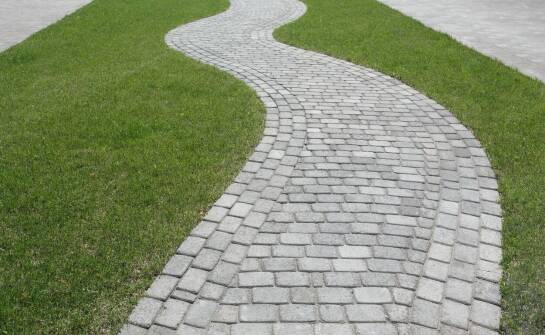 Jak kostka brukowa zmienia przestrzeń wokół domu – inspiracje i pomysły