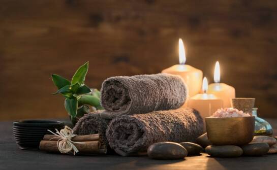Jakie korzyści niesie ze sobą użycie świec w drewnie w przestrzeniach wellness?