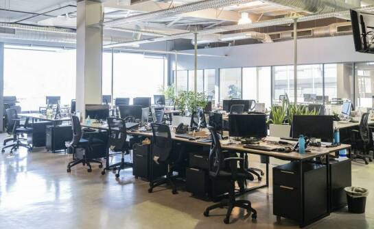 Ergonomia przestrzeni w stalowym budynku biurowym – co warto uwzględnić?