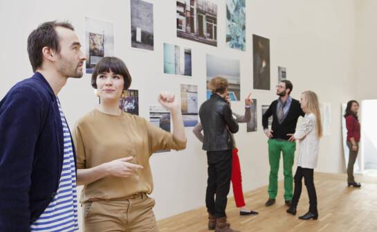 Galeria sztuki jako przestrzeń spotkań — nie tylko dla koneserów