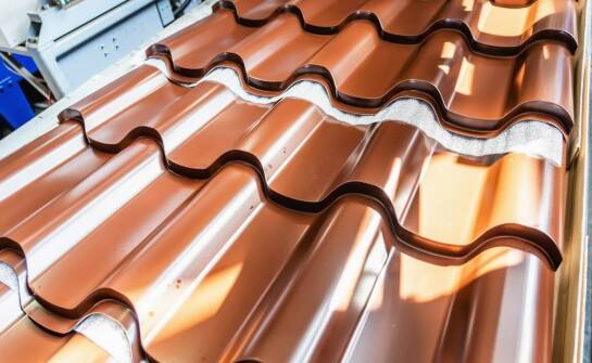 Jakie są różnice między dachówką ceramiczną a cementową w kontekście trwałości?