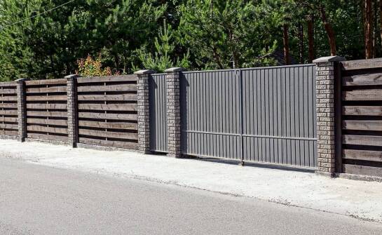 Zaunbau in Brandenburg – Welche Materialien wählen, um Haltbarkeit zu gewährleisten?