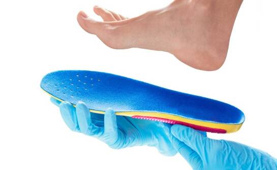 Jak wkładki ortopedyczne wspierają rehabilitację po urazach sportowych?