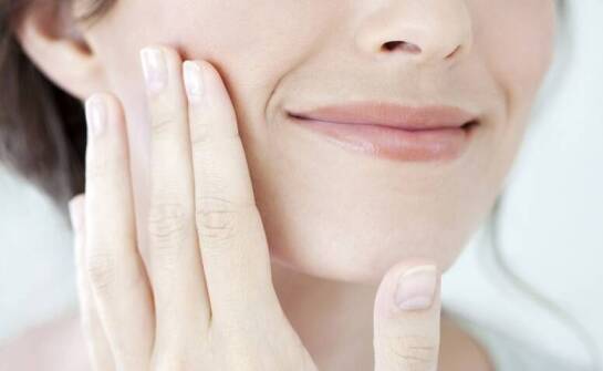 Dermatologiczne aspekty starzenia się skóry – jak im przeciwdziałać?