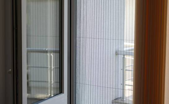Jak montaż siatki na balkon chroni przed zanieczyszczeniami?