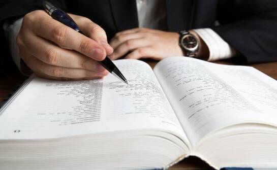Tłumaczenia prawnicze – jak biuro tłumaczeń zapewnia zgodność z lokalnymi przepisami?