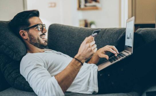 Poradnik: Jak zamówić idealną sofę do salonu online?