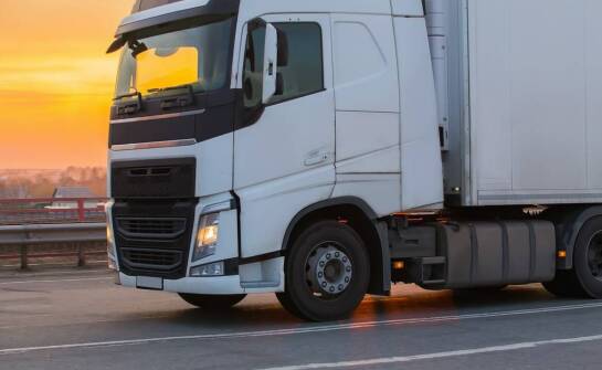 Jakie wyposażenie posiada nowoczesna laweta do transportu TIR-ów?