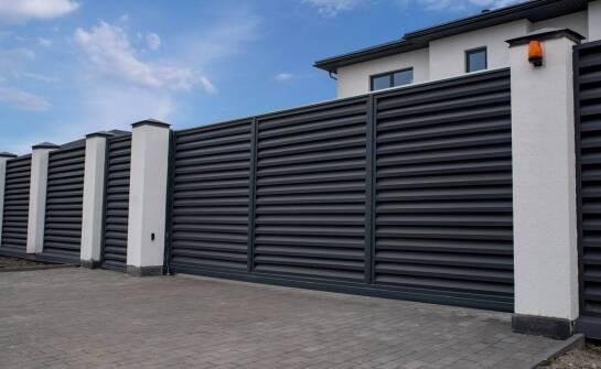 Jakie kolory i wykończenia są dostępne dla ogrodzeń aluminiowych pionowych?
