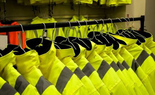 Dlaczego warto skorzystać z fjallraven wyprzedaży na odzież z ochroną UV?