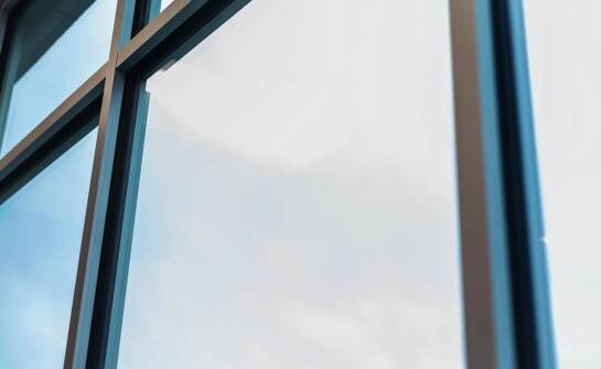 Dlaczego drzwi aluminiowe są popularnym wyborem wśród architektów?