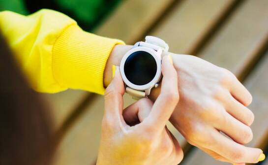 Jakie funkcje bezpieczeństwa oferuje zegarek smartwatch damski?