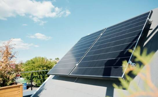 Blachodachówki a systemy solarnie – jak połączyć estetyk�ę z ekologią?
