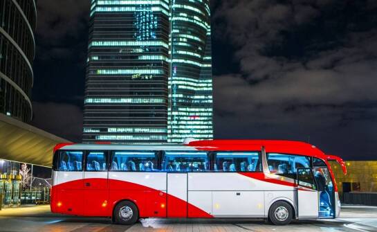 Jakie są kluczowe aspekty wynajmu busów na konferencje i szkolenia?