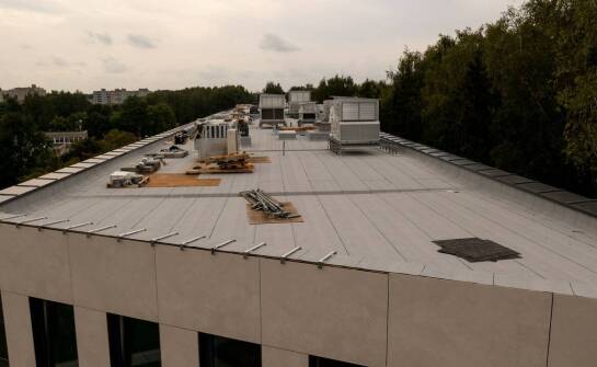 Porównanie membrany EPDM z innymi materiałami hydroizolacyjnymi